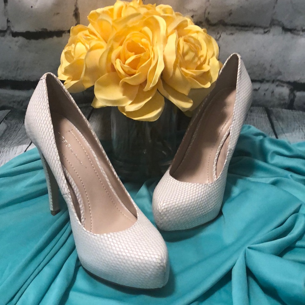 BCBGeneration White Shimmer Basket Weave Heels 7